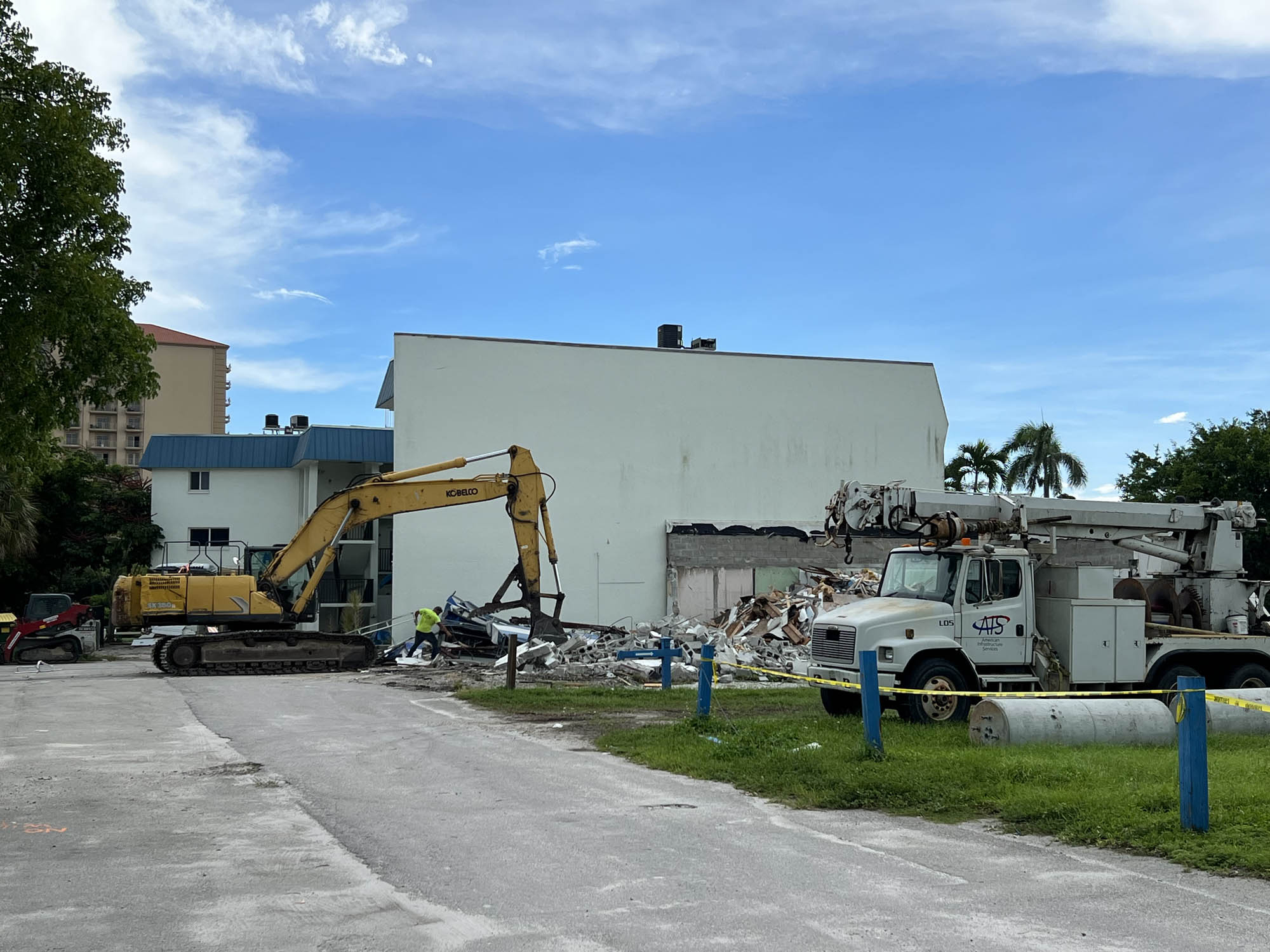 ONE NAPLES (RITZ-CARLTON RESIDENCES NAPLES) DEMOLITION VIDEO